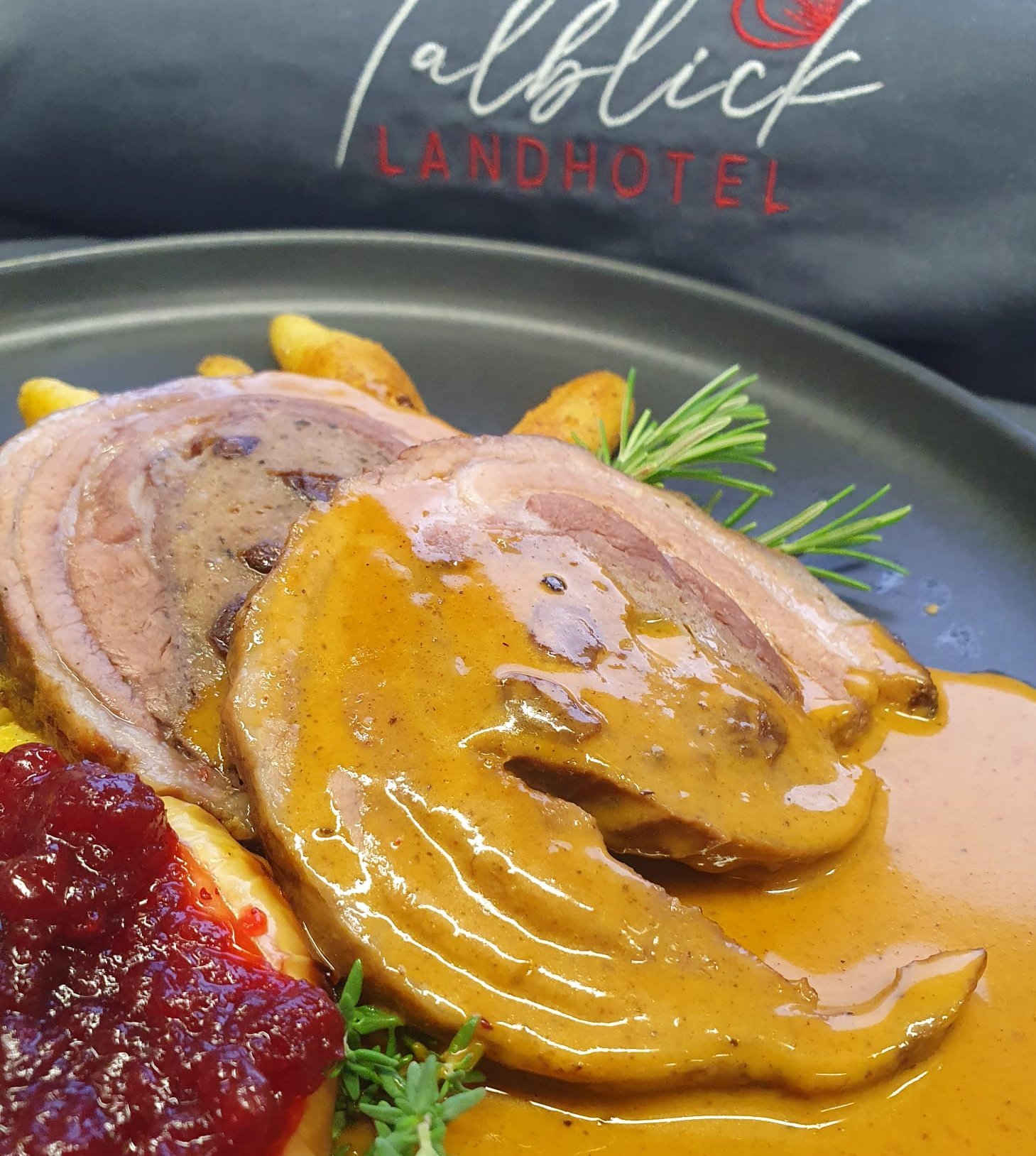 Schwarzwälder Traditionsgericht im Landhotel Talblic Gefüllte Wildschweinbrust mit Zwetschgen, Wacholderrahm und handgemachten schwäbischen Schupfnudeln im Landhotel Talblick