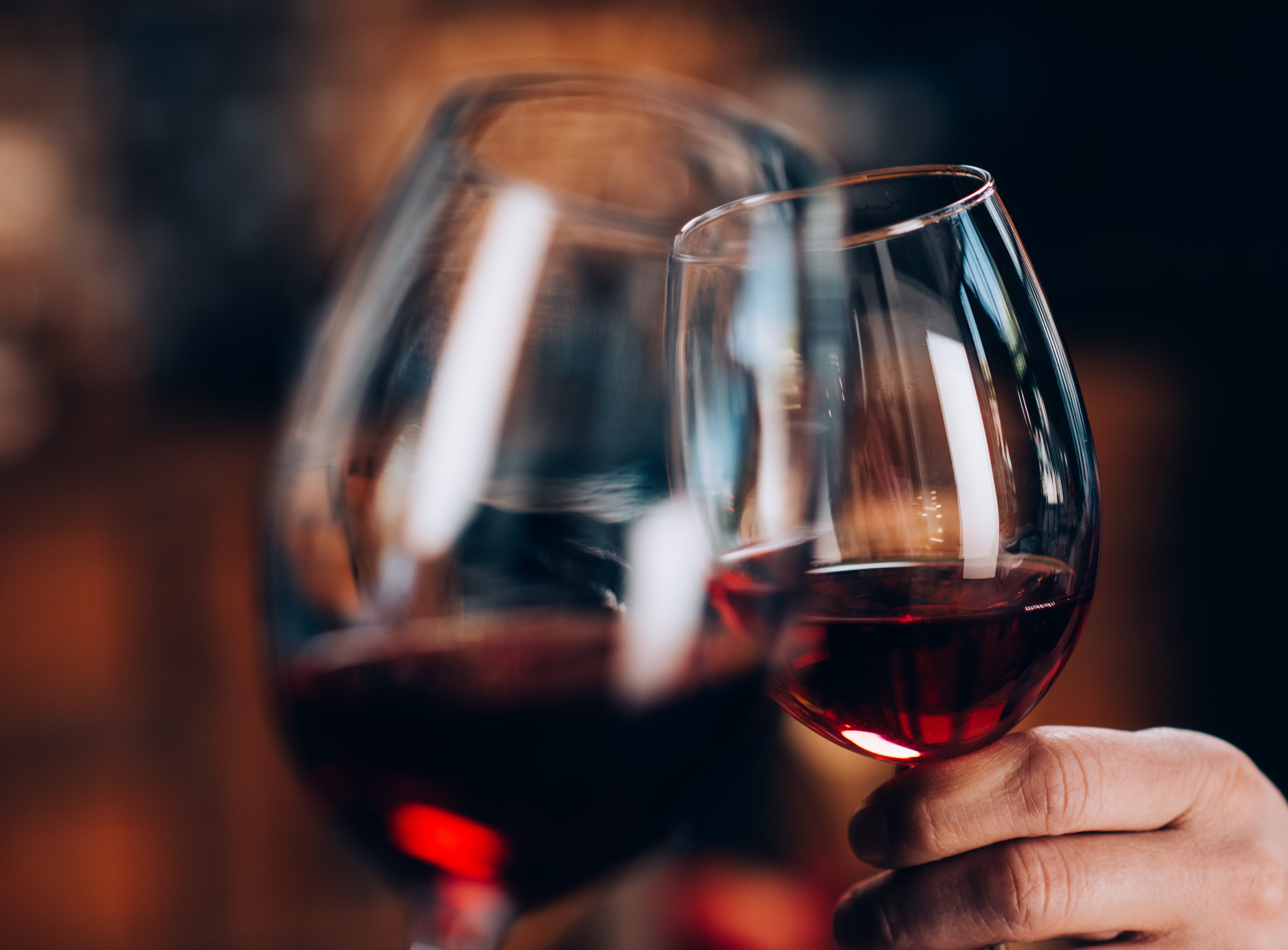 Gläser mit Rotwein als Weinbegleitung zu einem herbstlichen Wildgericht